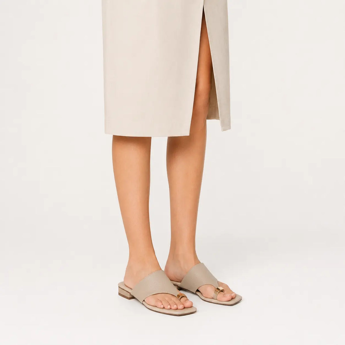 Sandalia plana nora de cuero para mujer - Taupe